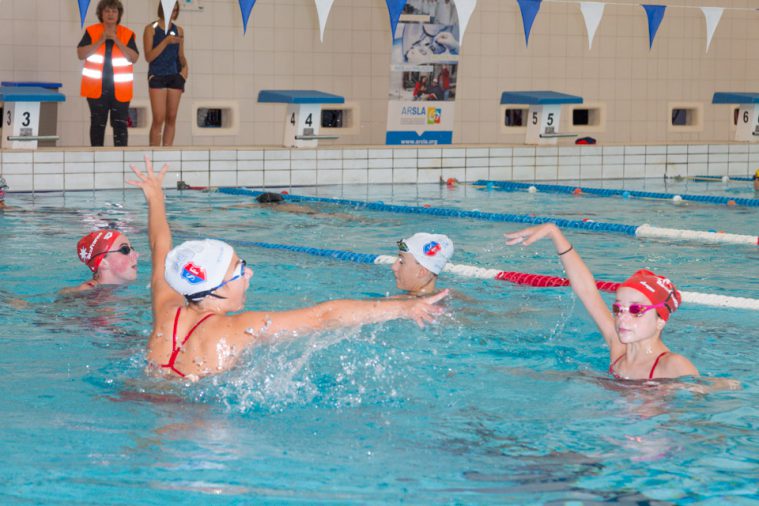 Actions des licenciées de la fédération française de natation, section natation artistique. (club du Stade Français)
ARSLA - Nagez pour lutter contre la SLA, dimanche 22-09-19. Piscine George Hermant, Paris 75019